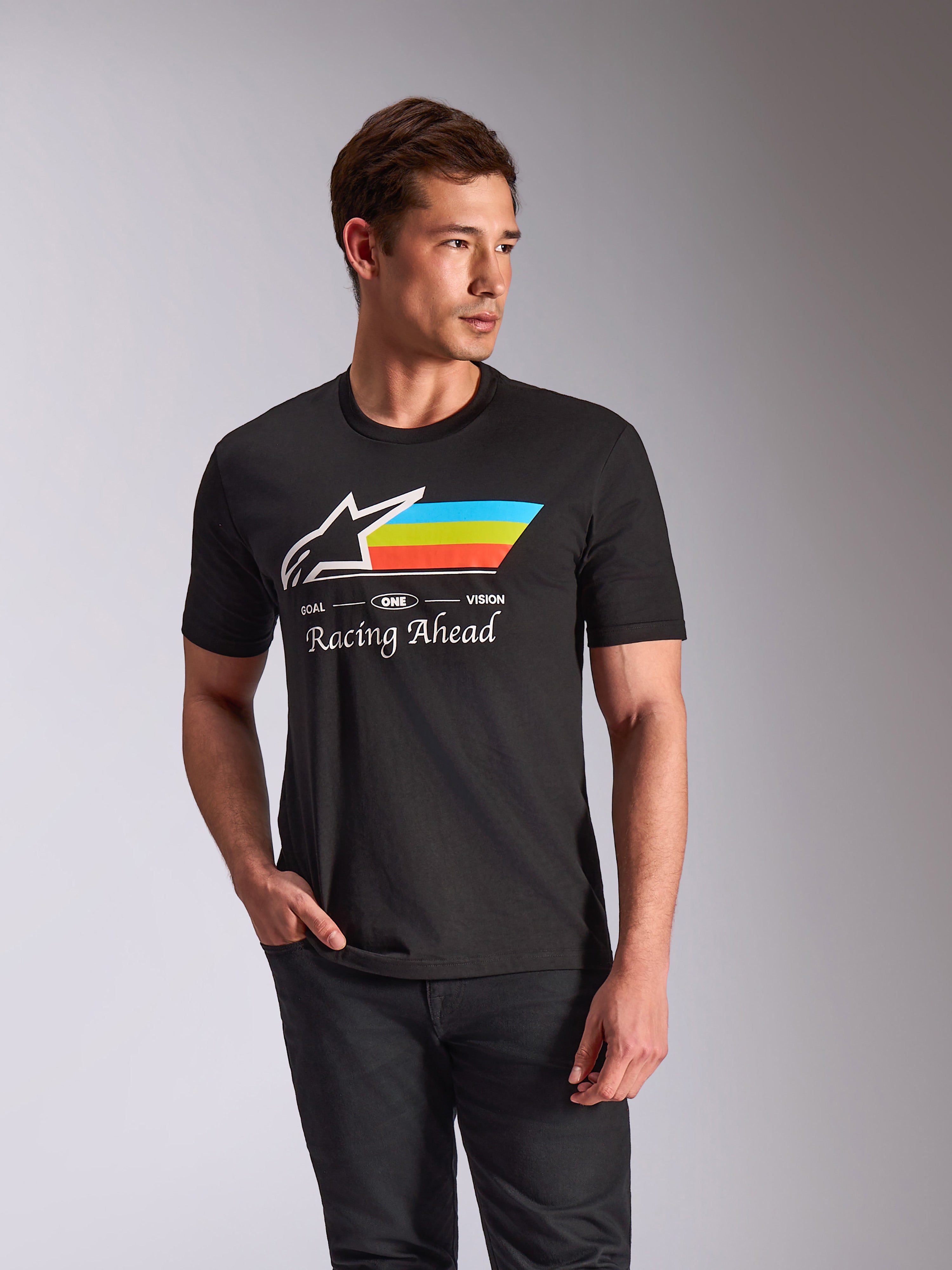 Camiseta Alpinestars Trifecta CSF, camiseta de manga corta, negra, con logotipo de Astars en blanco y franjas horizontales en cian, verde lima y naranja, gráfico con el texto 'Racing Ahead', ropa urbana casual de inspiración motorsport lucida por un modelo