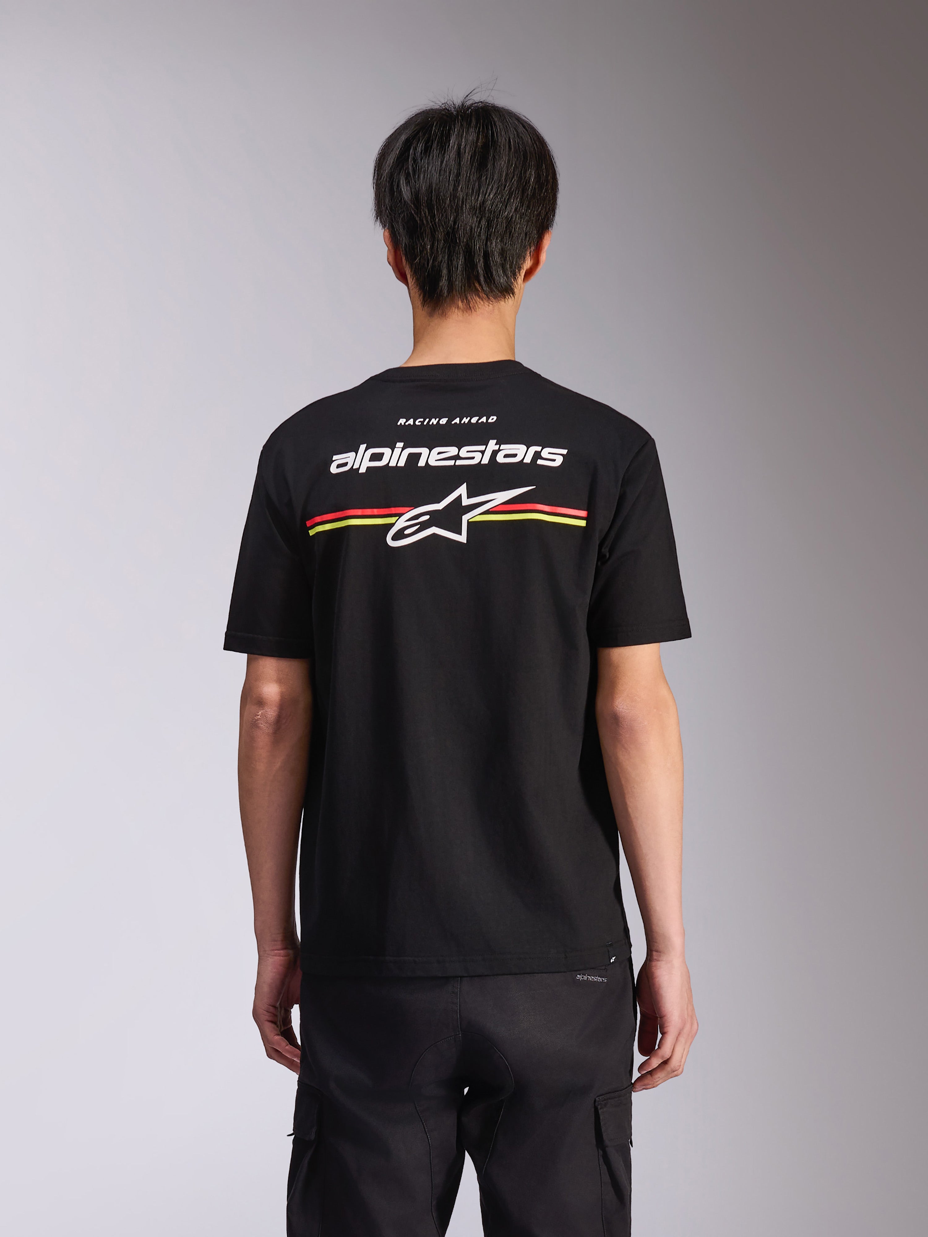 Camiseta Alpinestars Lanes CSF, camiseta de manga corta, negra, vista trasera con logotipo blanco de Alpinestars y estrella Astars con rayas rojas y amarillas, ropa urbana casual de estilo motor