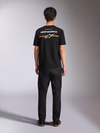 Camiseta Alpinestars Lanes CSF, camiseta de manga corta negra, vista posterior con logotipo de Alpinestars blanco y rayas rojas y amarillas, ropa urbana casual de estilo motorsport