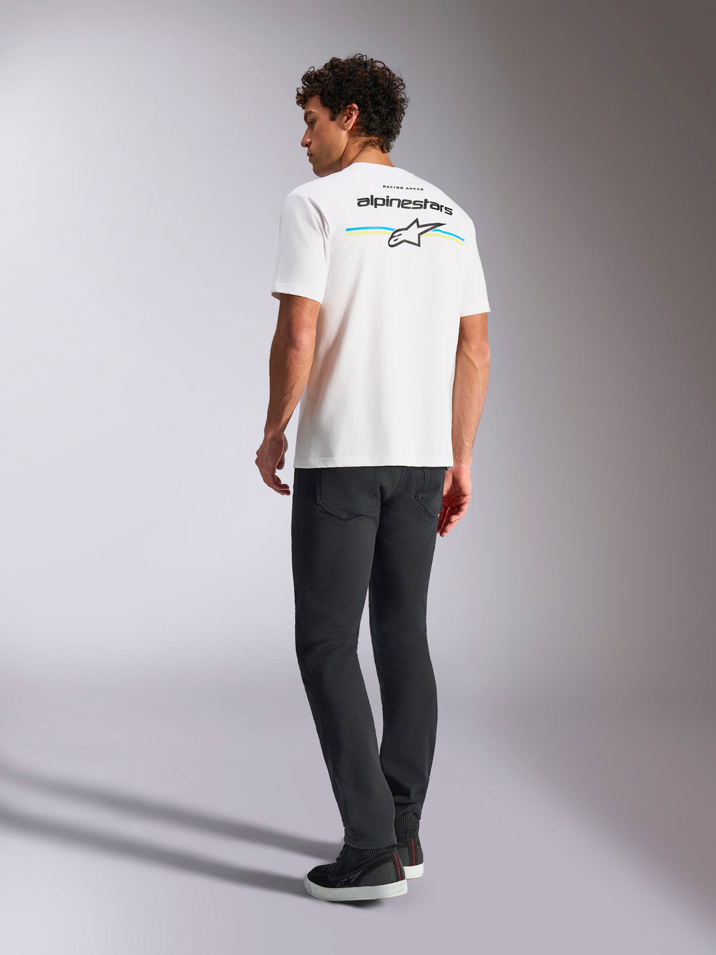 Camiseta Alpinestars Lanes CSF, camiseta de manga corta, blanca, vista trasera que muestra el logotipo de Alpinestars con rayas amarillas y azules, estilo casual motorsport streetwear