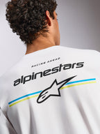 Alpinestars Lanes CSF Tee, camiseta de manga corta, blanca, gráfico en la espalda con el nombre Alpinestars y el logotipo Astars sobre rayas azules y amarillas, ropa urbana casual inspirada en el automovilismo