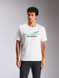Camiseta Alpinestars Lanes CSF, camiseta de manga corta, blanca, con el logotipo Astars negro sobre franjas horizontales azules y verde lima y el texto 'alpinestars', lucida por un modelo, estilo casual motorsport streetwear