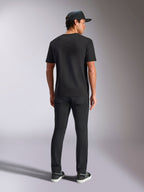 Alpinestars Verdure Camo CSF Tee, camiseta de manga corta, negra, vista trasera, combinada con pantalones negros y gorra de rejilla, ropa urbana casual inspirada en el automovilismo