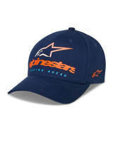 Gorra Alpinestars Instinct, gorra de béisbol azul marino, visera curva con corona estructurada, logotipo frontal de Astars con letras en naranja y texto "Racing Ahead" en azul claro, logotipo bordado en el lateral, accesorio deportivo casual