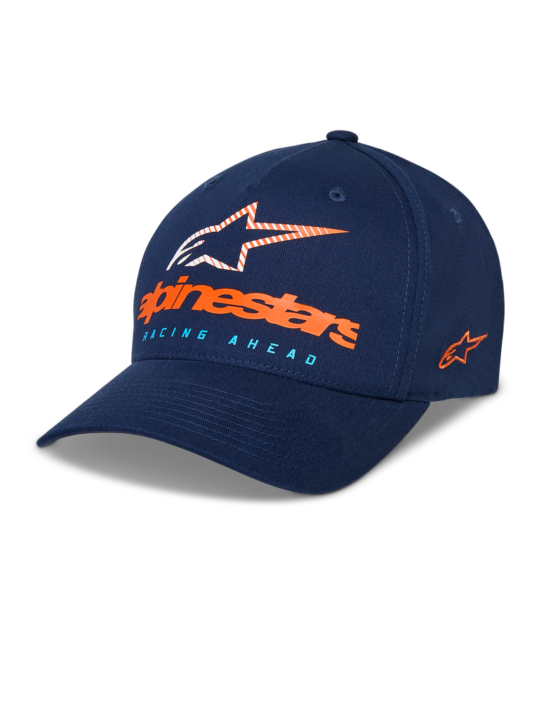 Gorra Alpinestars Instinct, gorra de béisbol azul marino, visera curva con corona estructurada, logotipo frontal de Astars con letras en naranja y texto "Racing Ahead" en azul claro, logotipo bordado en el lateral, accesorio deportivo casual