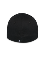 Gorra Alpinestars Surpass, negra, vista trasera de gorra con visera curva y corona estructurada, diseño flex back, pequeño logotipo blanco de Astars en la etiqueta trasera, accesorio casual de estilo motorsport