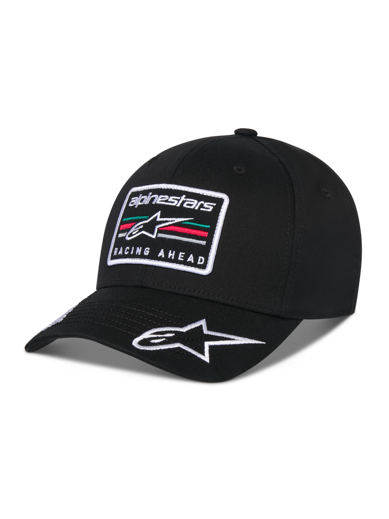 Gorra Alpinestars Surpass, gorra de béisbol de visera curva, negra, con un parche rectangular bordado en la parte frontal con el logotipo de Astars y el texto 'Racing Ahead', logotipo blanco bordado en la visera, corona estructurada y tejido de sarga para un estilo urbano informal inspirado en el automovilismo.