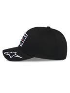 Gorra Alpinestars Surpass, gorra de béisbol, negra, vista de perfil lateral que muestra la visera curva con el logotipo Astars bordado en blanco, corona estructurada con parche bordado frontal, accesorio casual inspirado en el automovilismo