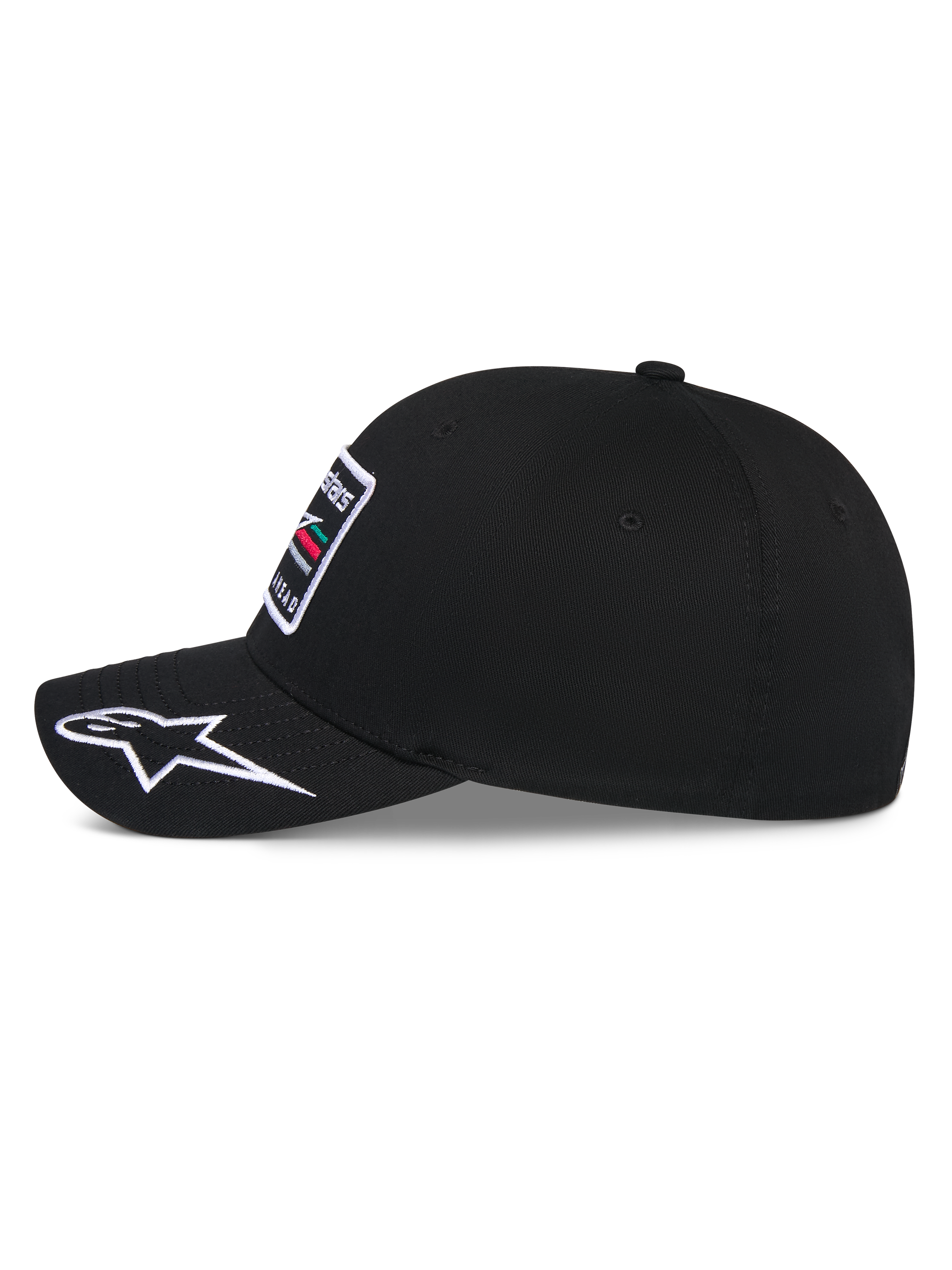 Gorra Alpinestars Surpass, gorra de béisbol, negra, vista de perfil lateral que muestra la visera curva con el logotipo Astars bordado en blanco, corona estructurada con parche bordado frontal, accesorio casual inspirado en el automovilismo