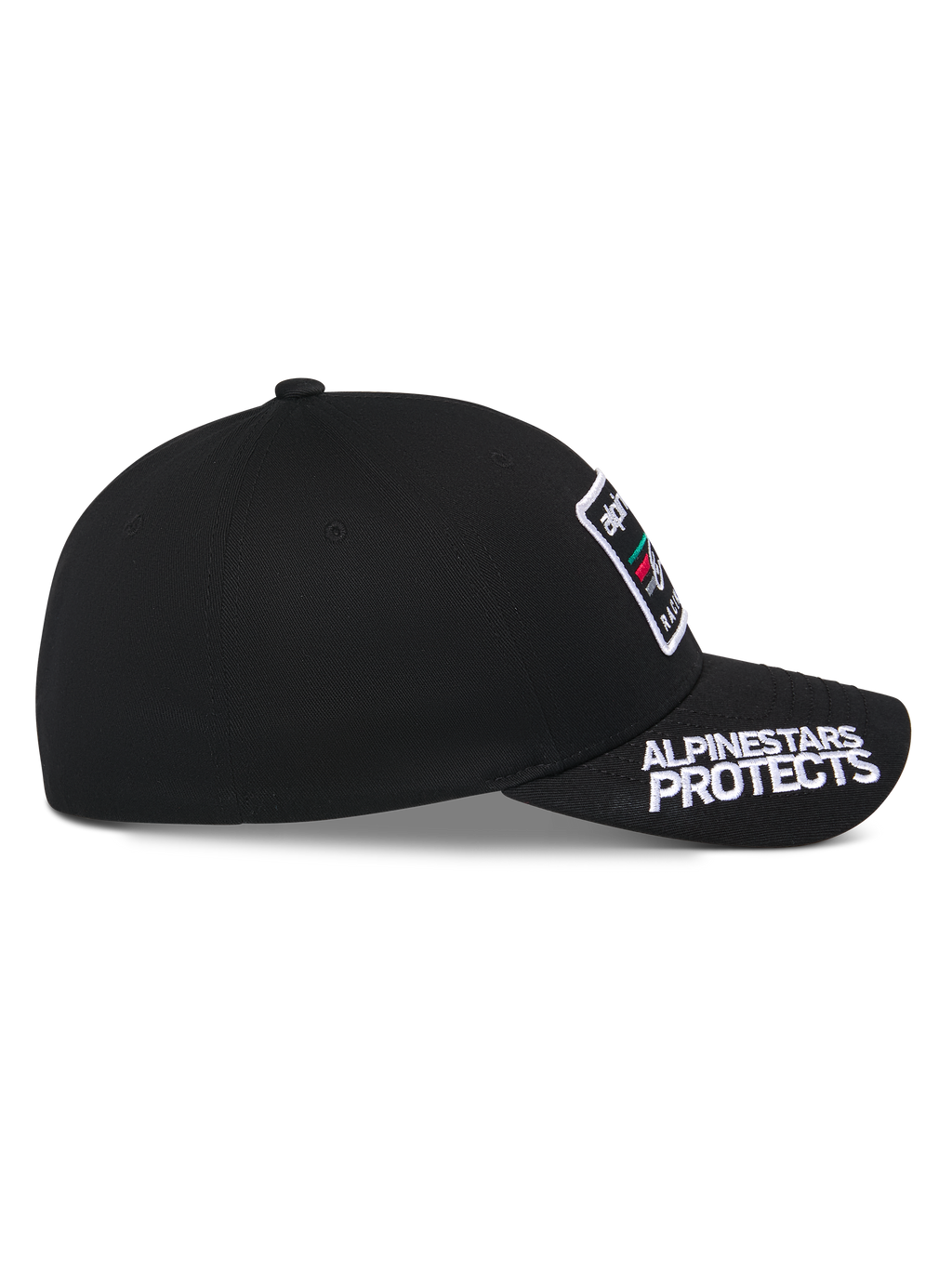 Gorra Alpinestars Surpass, negra, vista de perfil lateral, visera curva con bordado blanco 'ALPINESTARS PROTECTS', corona estructurada con parche de logotipo frontal, gorra casual inspirada en el automovilismo
