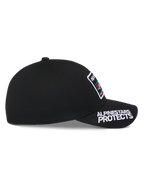 Gorra Alpinestars Surpass, negra, vista de perfil lateral, visera curva con bordado blanco 'ALPINESTARS PROTECTS', corona estructurada con parche de logotipo frontal, gorra casual inspirada en el automovilismo