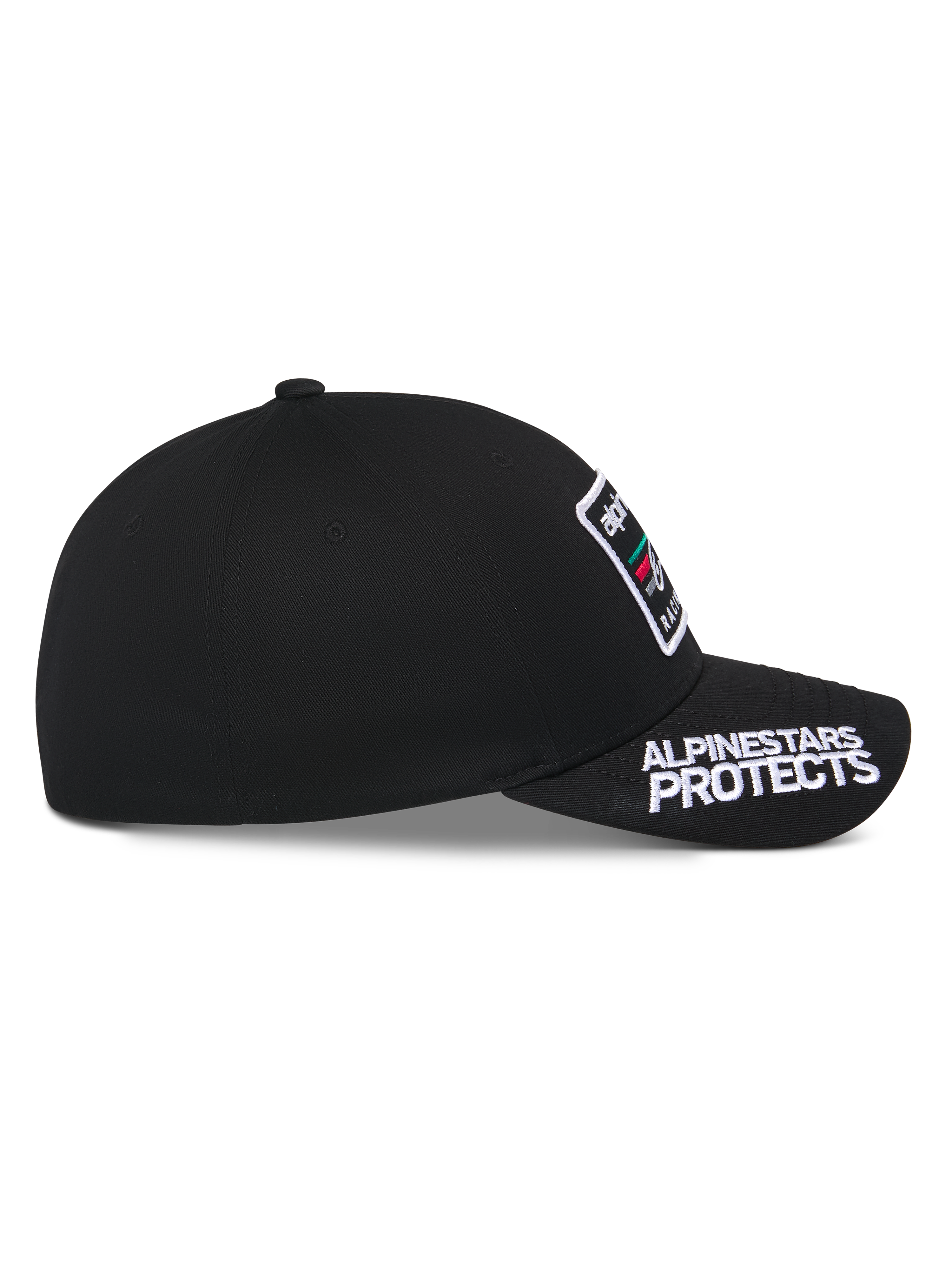 Gorra Alpinestars Surpass, negra, vista de perfil lateral, visera curva con bordado blanco 'ALPINESTARS PROTECTS', corona estructurada con parche de logotipo frontal, gorra casual inspirada en el automovilismo