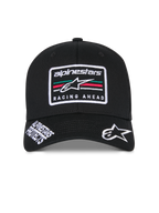 Gorra Alpinestars Surpass, gorra de béisbol estructurada de color negro, visera curva con el logo Astars bordado en blanco y el texto 'Alpinestars Protects', parche frontal con el logo 'Racing Ahead' y rayas multicolores, accesorio casual inspirado en el automovilismo