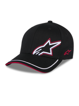 Gorra Alpinestars Corp Shift Relay, negra, gorra de béisbol de sarga estructurada con visera curva, logotipo Astars 3D blanco con contorno bordado en rojo en el frente, logotipo rojo en el lateral, ribete blanco en la visera con detalle de sándwich rojo, accesorio casual inspirado en el automovilismo.