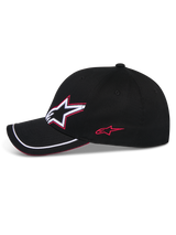 Gorra Alpinestars Corp Shift Relay, gorra de béisbol negra, perfil lateral con bordado del logo Astars en 3D en blanco y rojo, visera curva con ribete de sutache blanco y detalle de sándwich rojo, accesorio casual de motorsport