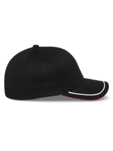 Alpinestars Corp Shift Relay Hat, gorra de béisbol negra, perfil lateral, visera curva con ribete de sutache blanco y parte inferior roja, corona estructurada, accesorio de estilo casual inspirado en el automovilismo