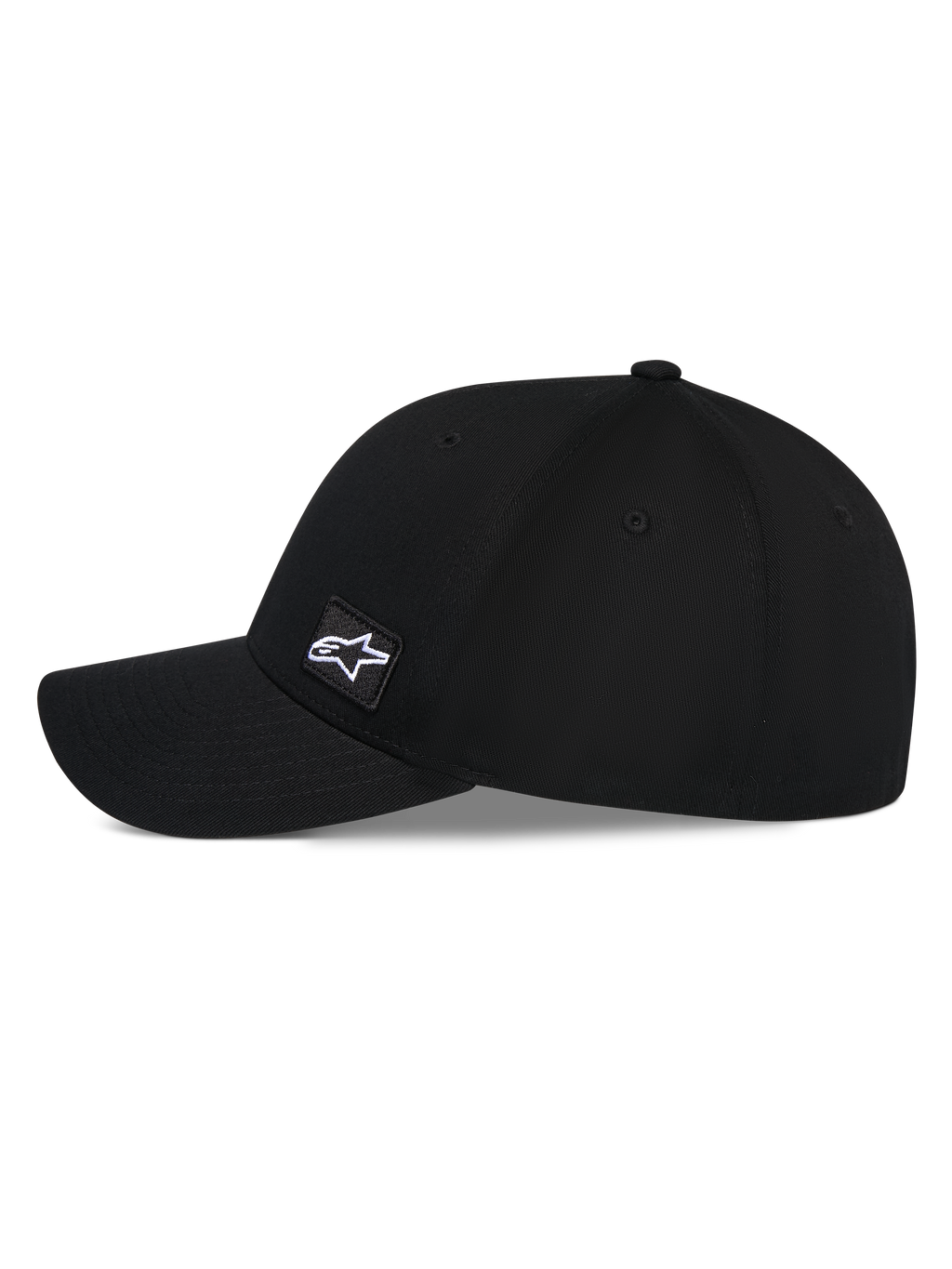Gorra Alpinestars Pivot, gorra de béisbol negra, vista de perfil lateral con visera curva y corona estructurada, pequeño parche cuadrado bordado con el logo de Astars en el lateral, accesorio casual inspirado en el motociclismo