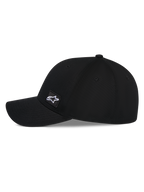Gorra Alpinestars Pivot, gorra de béisbol negra, vista de perfil lateral con visera curva y corona estructurada, pequeño parche cuadrado bordado con el logo de Astars en el lateral, accesorio casual inspirado en el motociclismo
