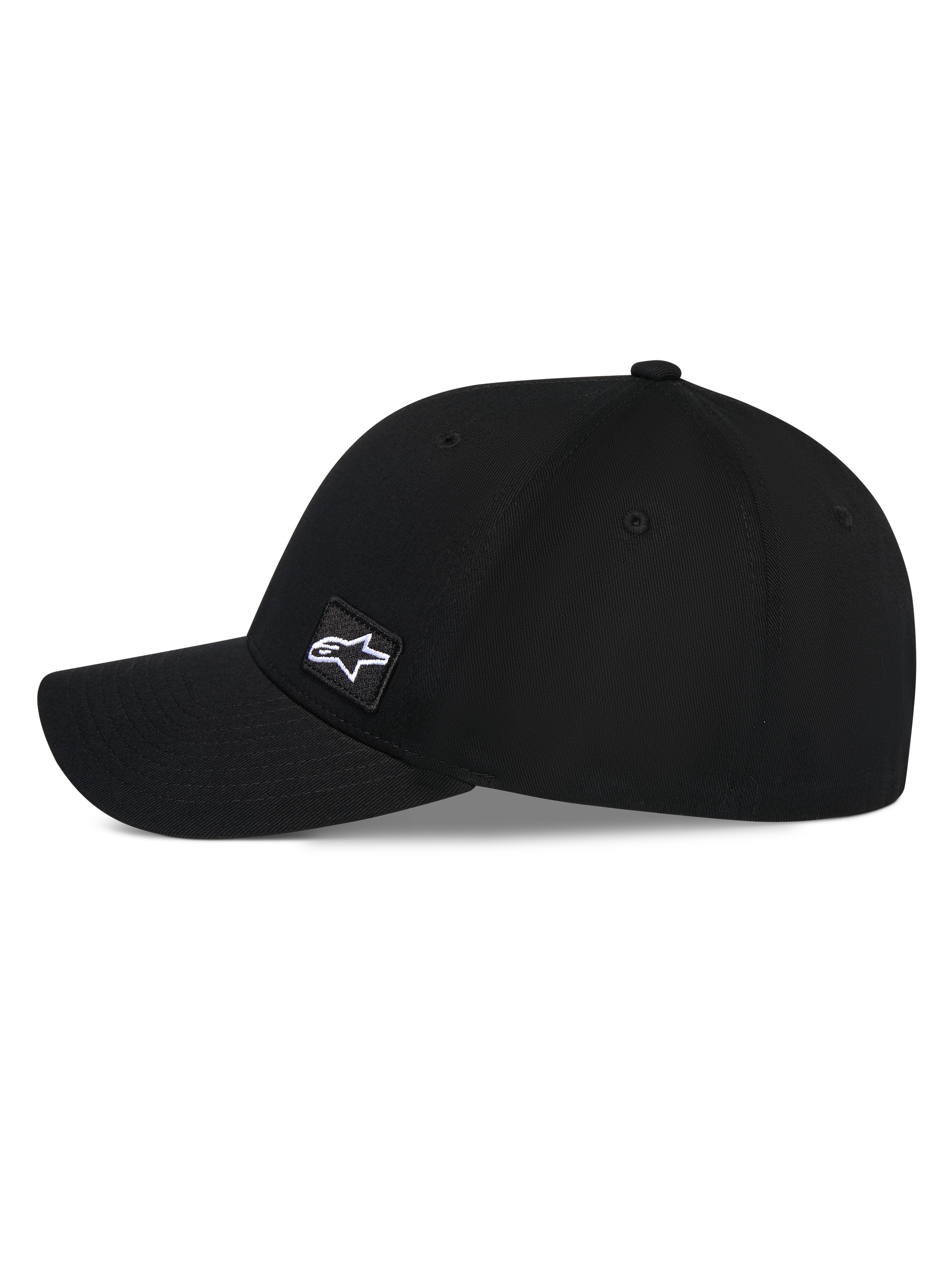 Gorra Alpinestars Pivot, gorra de béisbol negra, vista de perfil lateral con visera curva y corona estructurada, pequeño parche cuadrado bordado con el logo de Astars en el lateral, accesorio casual inspirado en el motociclismo
