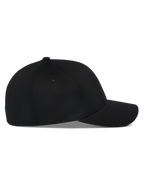 Gorra Alpinestars Pivot, negra, vista de perfil lateral de una gorra de béisbol estructurada con visera curva, tejido de sarga, accesorio de cabeza casual inspirado en el automovilismo