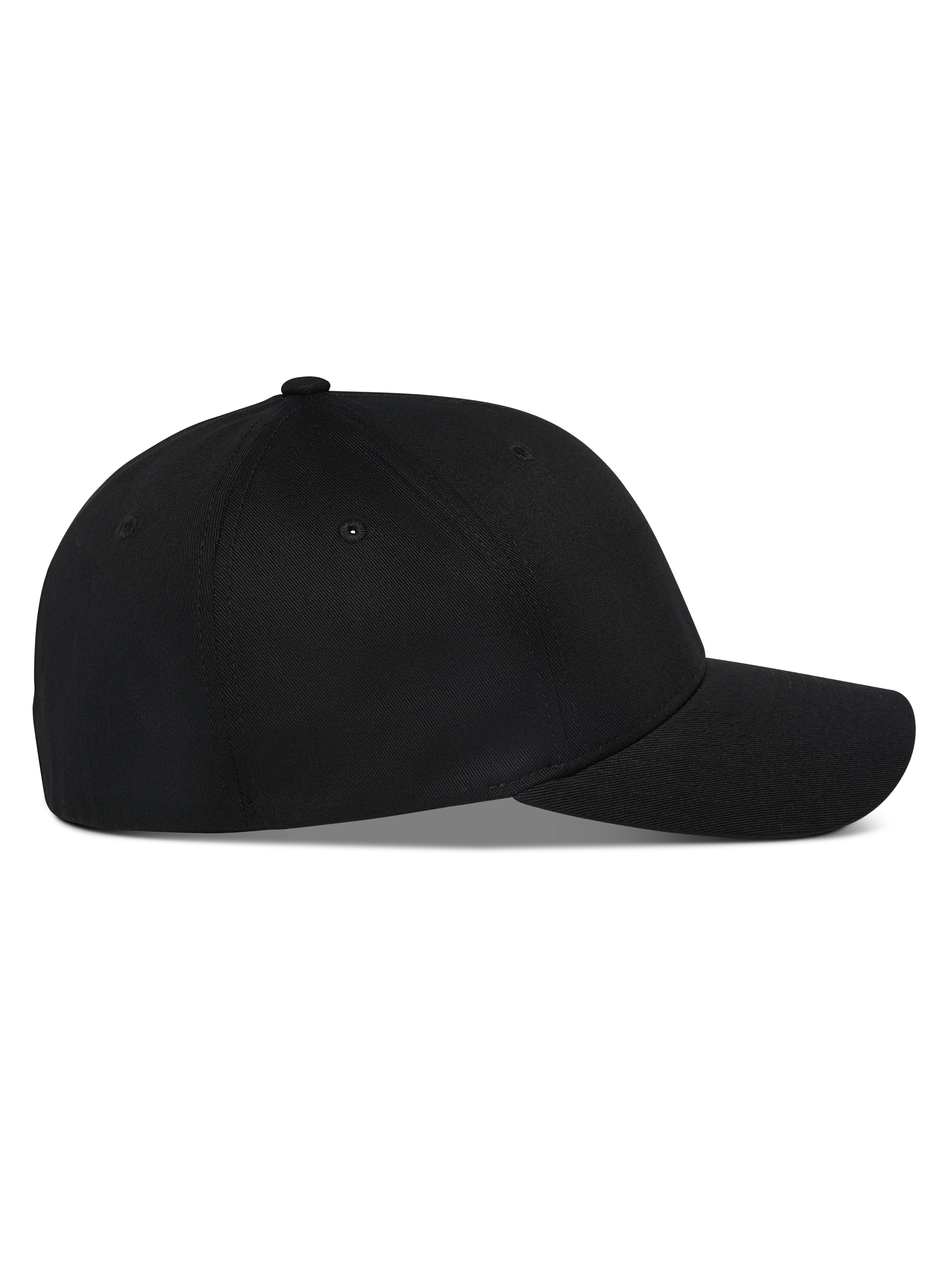 Gorra Alpinestars Pivot, negra, vista de perfil lateral de una gorra de béisbol estructurada con visera curva, tejido de sarga, accesorio de cabeza casual inspirado en el automovilismo