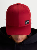 Alpinestars gorra Pivot, gorra de béisbol deportiva de estilo casual, unisex, roja, con visera curva, corona estructurada y pequeño parche con logotipo Astars negro bordado en tejido de sarga, vista en modelo