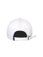 Gorra Alpinestars Calipalm Strapback, blanca, vista trasera con cierre ajustable y hebilla metálica, tejido de sarga de algodón blanco, pequeña etiqueta de logo negra tejida, diseño deportivo casual