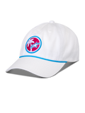 Gorra Alpinestars Calipalm Strapback, blanca, visera curva con detalle de cordón azul, parche frontal circular con una palmera blanca y el logo Astars en azul sobre un fondo rosa, accesorio de moda deportiva casual