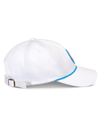 Gorra Strapback Calipalm de Alpinestars, blanca, vista lateral que muestra la visera curva y la corona baja no estructurada, detalle de cordón azul en la base, correa trasera ajustable con hebilla metálica, ropa deportiva casual de sarga de algodón