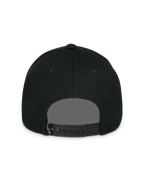 Gorra Snapback Alpinestars Lucid, negra, vista trasera, con cierre snapback ajustable y pequeña etiqueta con el logotipo de Astars, corona estructurada, gorra casual inspirada en el automovilismo