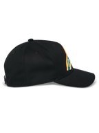 Gorra Alpinestars Lucid Snapback, negra, vista de perfil lateral, visera curva con corona estructurada, con bordado del logotipo en múltiples colores vibrantes, tejido de sarga 100% algodón.