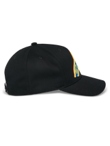 Gorra Alpinestars Lucid Snapback, negra, vista de perfil lateral, visera curva con corona estructurada, con bordado del logotipo en múltiples colores vibrantes, tejido de sarga 100% algodón.