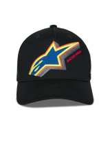 Gorra Snapback Lucid de Alpinestars, negra, vista frontal que muestra el bordado del logotipo de Astars en vibrantes colores con el texto Racing Ahead, visera curva y corona estructurada, gorra deportiva casual