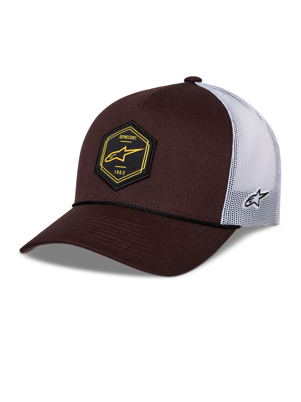Gorra Alpinestars Hexeon Trucker, marrón y blanca, visera curva con parte frontal estructurada en marrón oscuro y malla blanca en la parte trasera, parche frontal hexagonal negro con logotipo amarillo, logotipo bordado lateral y estilo trucker clásico.