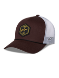 Gorra Alpinestars Hexeon Trucker, marrón y blanca, visera curva con parte frontal estructurada en marrón oscuro y malla blanca en la parte trasera, parche frontal hexagonal negro con logotipo amarillo, logotipo bordado lateral y estilo trucker clásico.