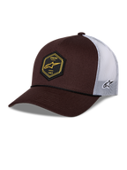 Gorra Alpinestars Hexeon Trucker, marrón y blanca, visera curva con parte frontal estructurada en marrón oscuro y malla blanca en la parte trasera, parche frontal hexagonal negro con logotipo amarillo, logotipo bordado lateral y estilo trucker clásico.