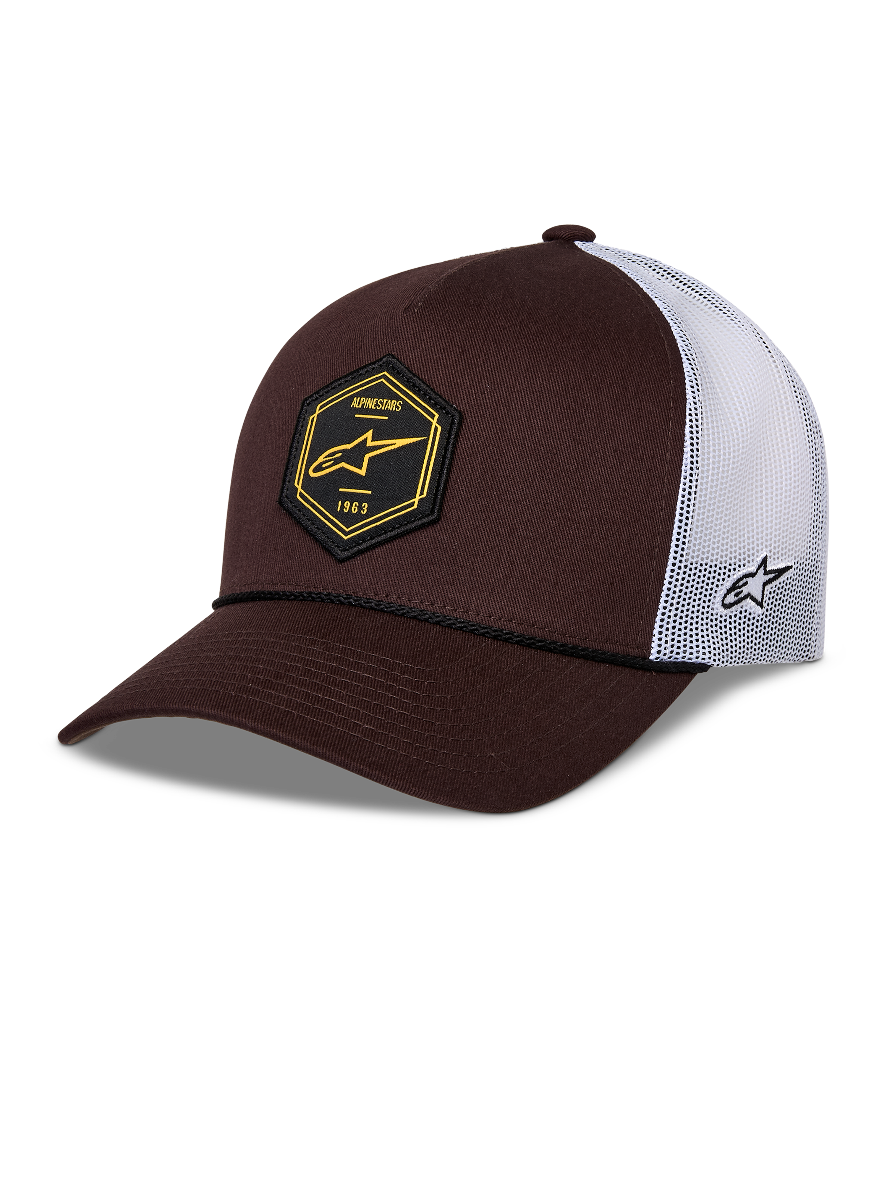Gorra Alpinestars Hexeon Trucker, marrón y blanca, visera curva con parte frontal estructurada en marrón oscuro y malla blanca en la parte trasera, parche frontal hexagonal negro con logotipo amarillo, logotipo bordado lateral y estilo trucker clásico.