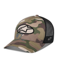 Gorra Alpinestars Oblique Camo Trucker, camuflaje verde y negro, parte frontal de sarga camuflada con malla trasera negra, parche frontal ovalado con el logotipo de Alpinestars, visera curva, accesorio casual de automovilismo