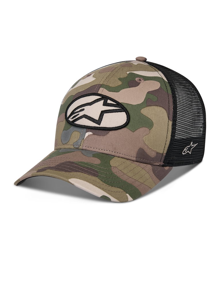 Gorra Alpinestars Oblique Camo Trucker, camuflaje verde y negro, parte frontal de sarga camuflada con malla trasera negra, parche frontal ovalado con el logotipo de Alpinestars, visera curva, accesorio casual de automovilismo