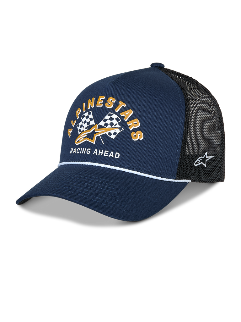 Gorra Alpinestars Finisher Trucker, azul marino y negro, visera curva con detalle de cordón blanco, gráfico frontal de banderas a cuadros con logotipo dorado y texto "Racing Ahead", bordado lateral del logo Astars, accesorio casual de estilo motorsport