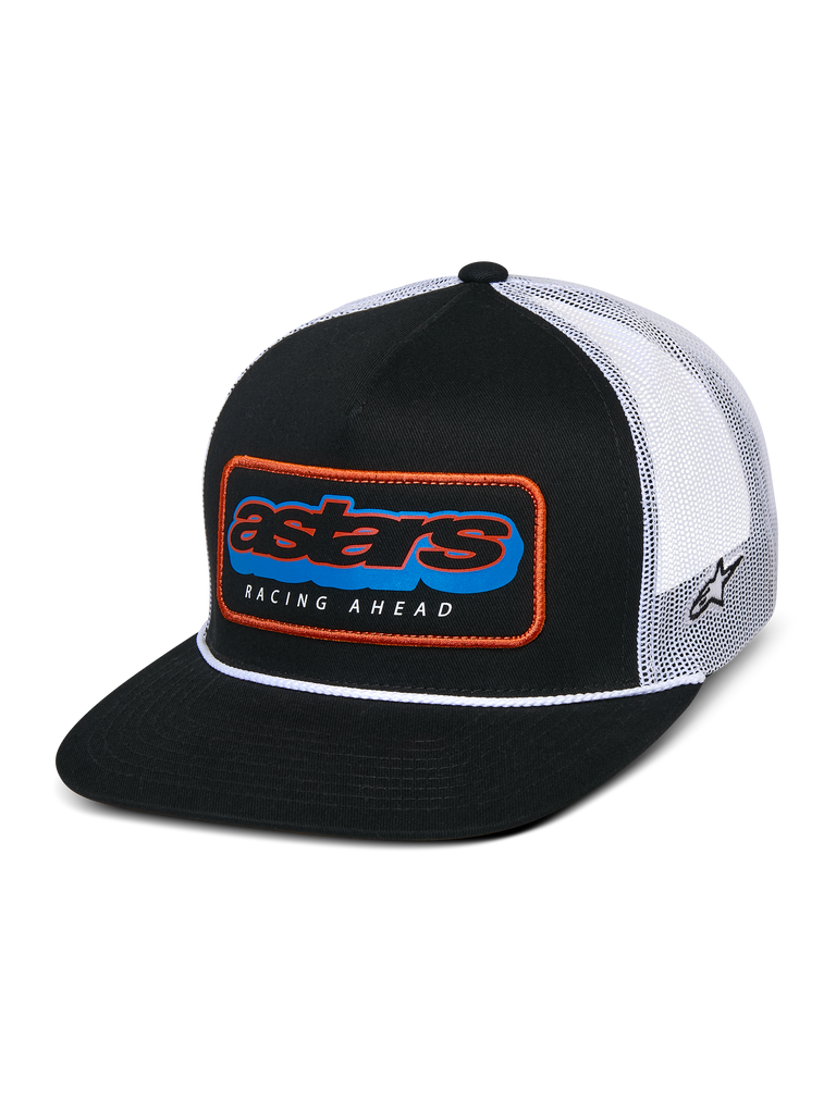 Gorra Alpinestars Phosphor Trucker, negra y blanca, visera plana con corona estructurada y detalle de cordón blanco, parche frontal multicolor de Astars con borde naranja y texto "RACING AHEAD", parte trasera de malla blanca transpirable con bordado del logo lateral