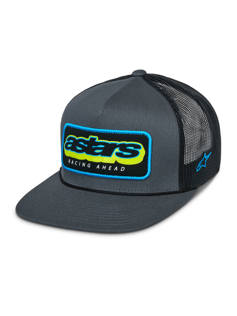Gorra Alpinestars Phosphor Trucker, negro carbón, frontal de sarga gris con malla negra, logo Astars multicolor vibrante con texto Racing Ahead, visera plana, bordado lateral, gorra casual de inspiración motorsport