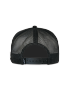 Gorra Alpinestars Contender Trucker, negra, vista posterior con tejido de malla de poliéster y cierre ajustable a presión, pequeña etiqueta blanca con el logo de Astars, accesorio de estilo casual inspirado en el automovilismo