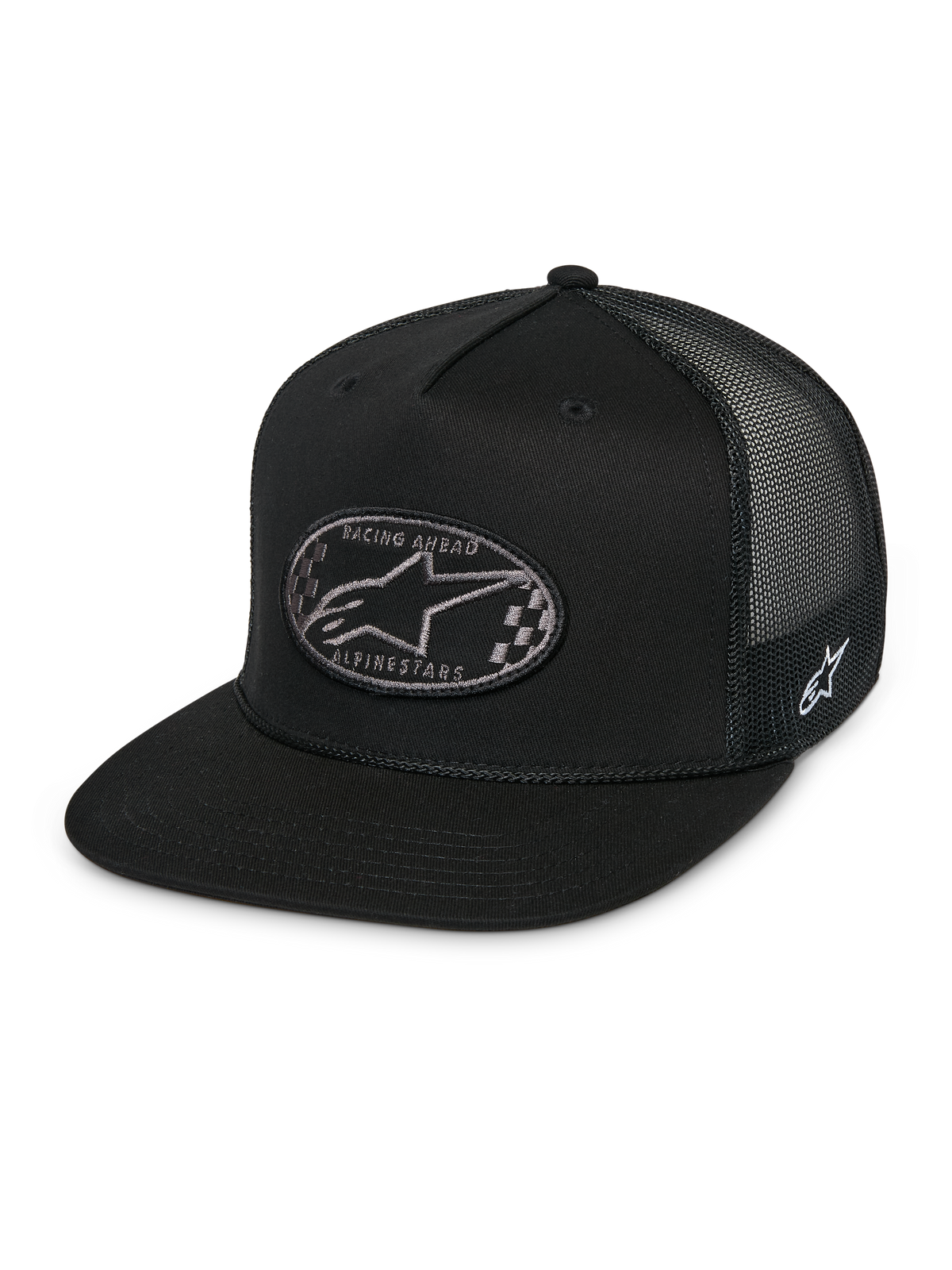Gorra Alpinestars Contender Trucker, gorra snapback negra con visera plana, parche ovalado frontal con logo Astars a cuadros y texto Racing Ahead, parte posterior de malla negra, bordado lateral, ropa urbana casual de estilo motorista