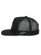 Gorra Alpinestars Contender Trucker, perfil lateral, negra, visera plana con corona estructurada, parte posterior de malla de poliéster transpirable, con bordado del logo Astars en blanco en el lateral, estilo informal inspirado en el automovilismo