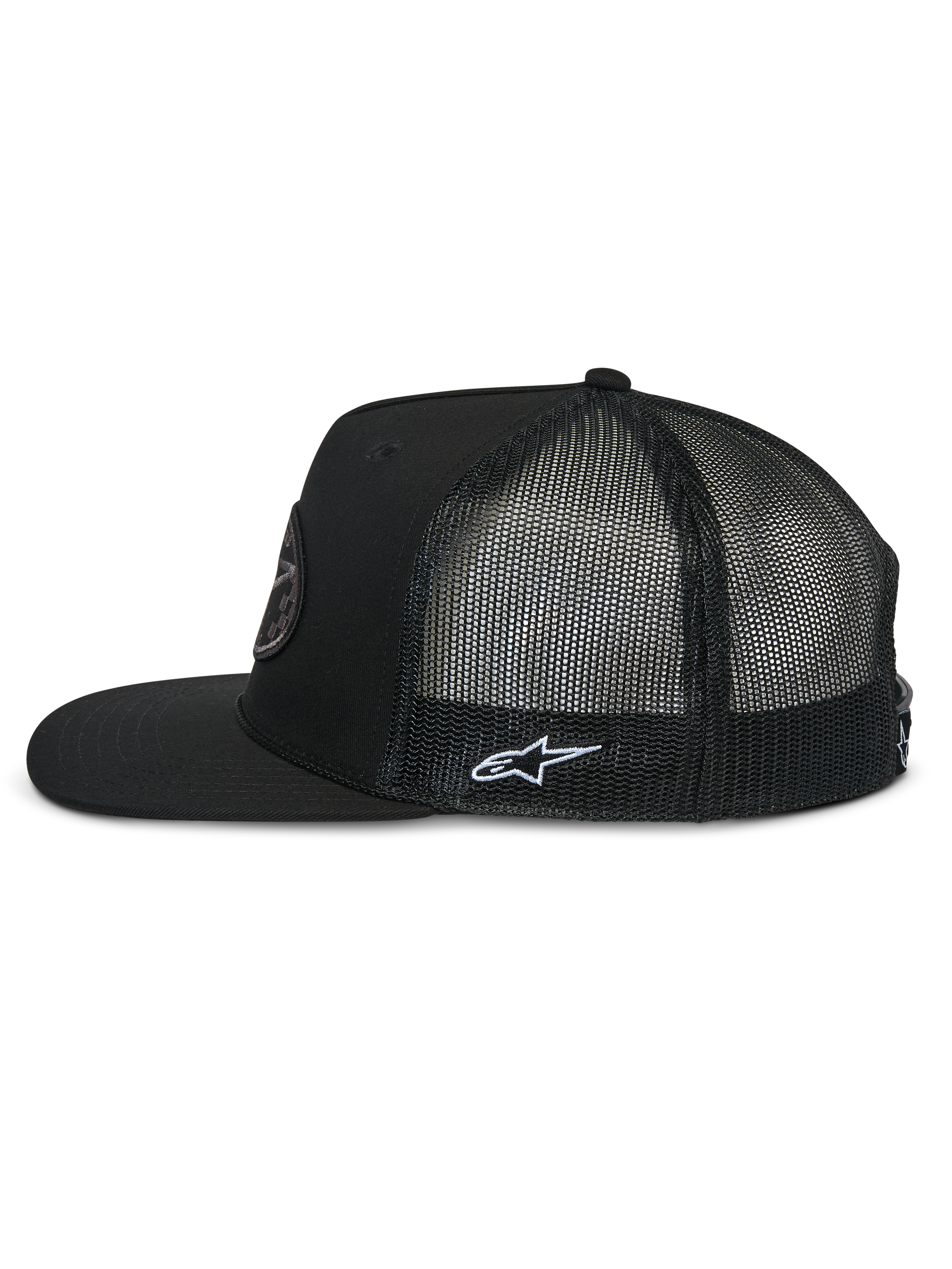 Gorra Alpinestars Contender Trucker, perfil lateral, negra, visera plana con corona estructurada, parte posterior de malla de poliéster transpirable, con bordado del logo Astars en blanco en el lateral, estilo informal inspirado en el automovilismo