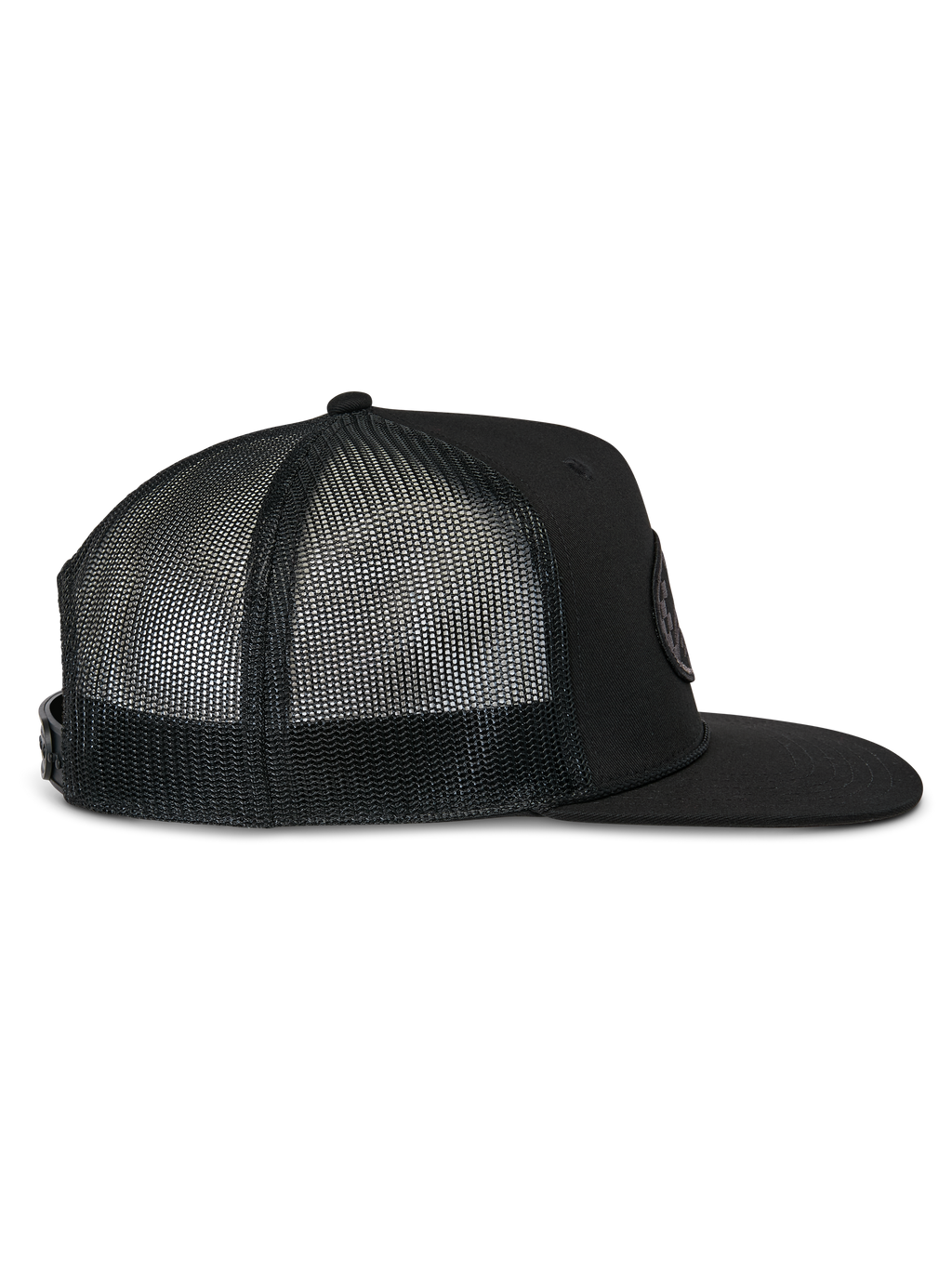 Gorra Alpinestars Contender Trucker, gorra trucker negra, vista de perfil lateral, con visera plana y paneles traseros de malla transpirable, cierre a presión, estilo casual de deportes de motor