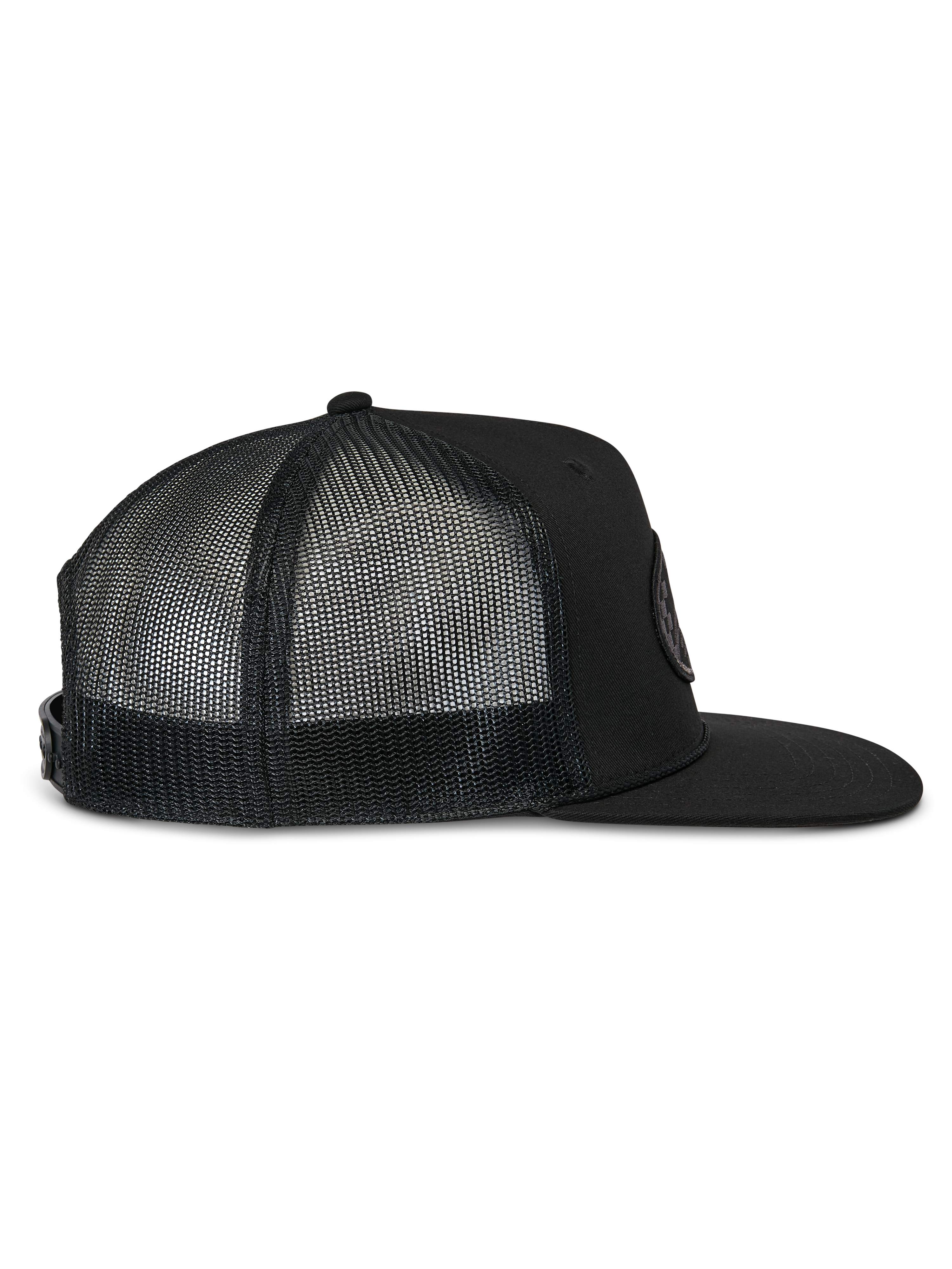 Gorra Alpinestars Contender Trucker, gorra trucker negra, vista de perfil lateral, con visera plana y paneles traseros de malla transpirable, cierre a presión, estilo casual de deportes de motor