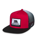 Gorra Alpinestars Cali Gradient Trucker, roja, negra y blanca, corona roja estructurada con visera plana negra, parte trasera de malla en degradado gris, con parche tejido de Cali Bear y bordado del logo lateral, gorra casual de estilo motorsport