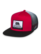 Gorra Alpinestars Cali Gradient Trucker, roja, negra y blanca, corona roja estructurada con visera plana negra, parte trasera de malla en degradado gris, con parche tejido de Cali Bear y bordado del logo lateral, gorra casual de estilo motorsport
